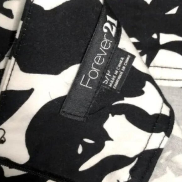 Forever 21 Black & White Floral Mini Skirt Size Small - Picture 3 of 4